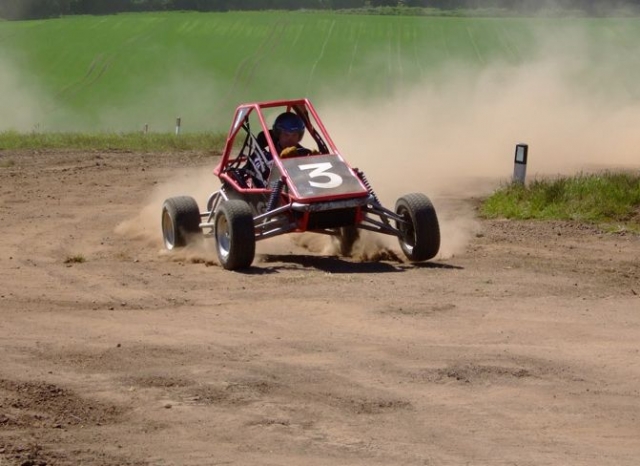  Proporcionamos monos, casco y guantes de carreras 
